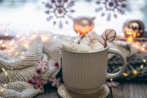 Photo gratuite une tasse de cacao avec des guimauves en gros plan sur un arrière-plan flou