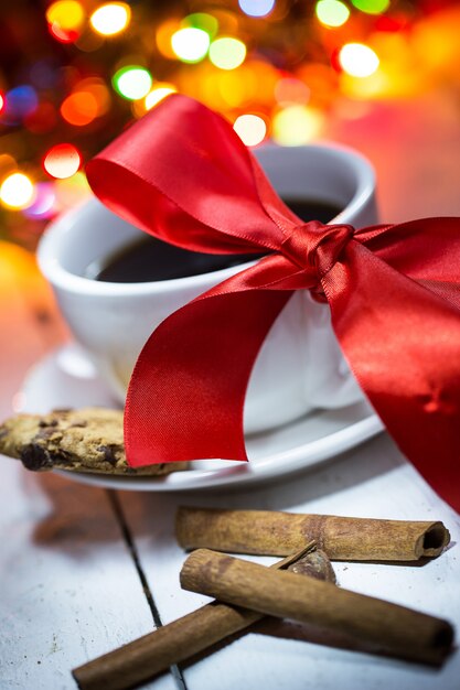 Une tasse de café avec un arc