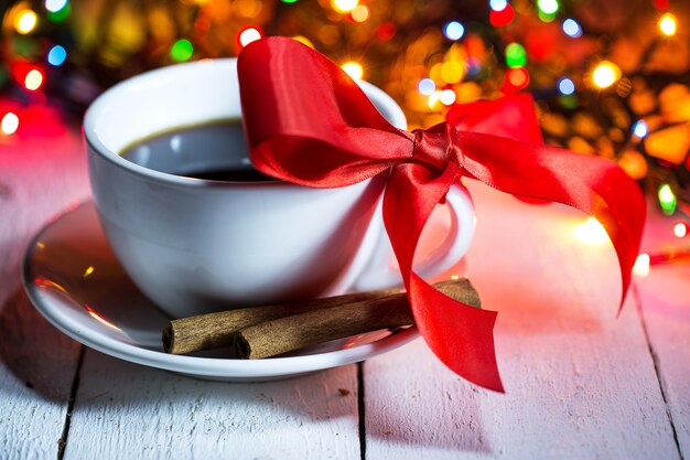 Une tasse de café avec un arc