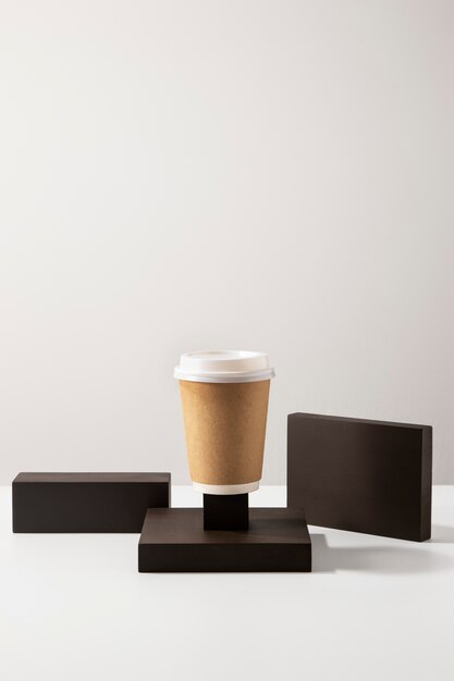 Tasse à café avec arrangement de planches de bois