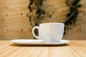 Photo gratuite tasse à café avec un arrière-plan flou