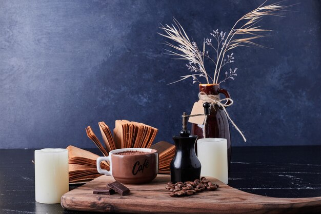 Une tasse de café au chocolat noir.