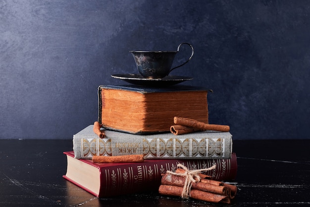 Photo gratuite tasse de café avec des bâtons de cannelle.