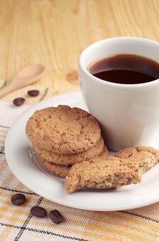 Tasse de café avec des biscuits à l'avoine sur table en bois