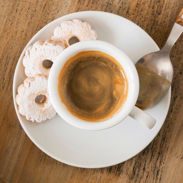 Tasse de café avec des biscuits