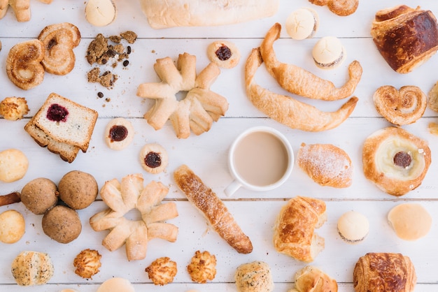 Tasse à café avec boulangerie différente sur une table en bois