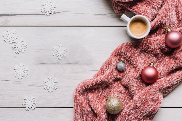 Tasse à café avec des boules brillantes sur la table