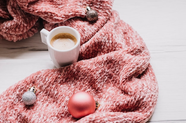 Tasse à café avec des boules brillantes