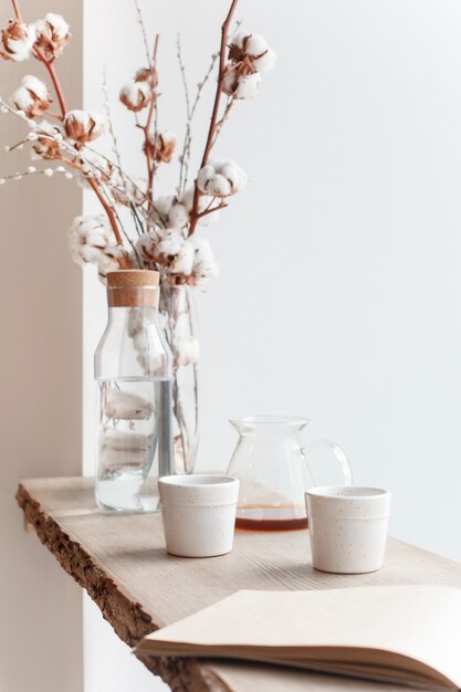 Tasse de café, branche d'arbre, rebord de fenêtre en bois