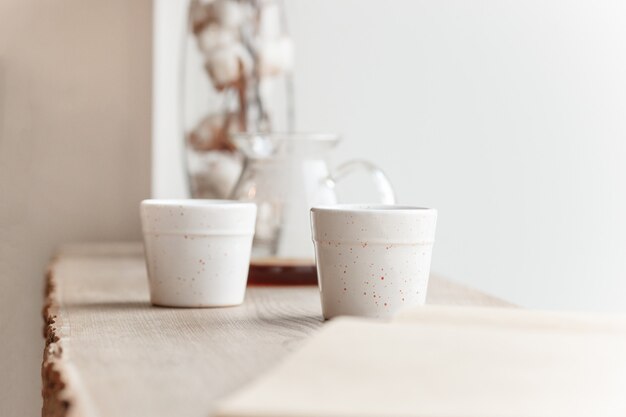 Tasse de café, branche d'arbre, rebord de fenêtre en bois