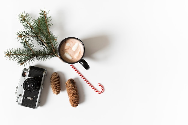 Photo gratuite tasse à café avec une branche d'arbre de sapin vert sur la table