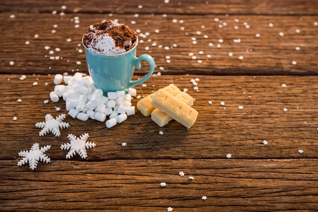 Photo gratuite tasse de café de cannelle et de fausse neige