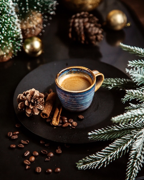 Une tasse de café et de cannelle