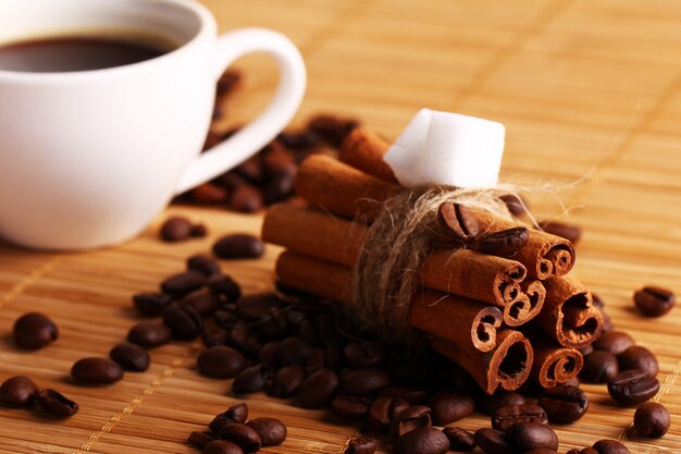 Tasse de café chaud et de bâtons de cannelle