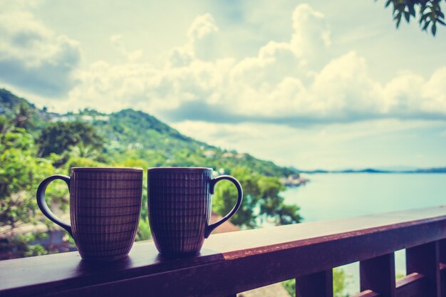 Tasse de café chaud avec belle vue extérieure tropicale