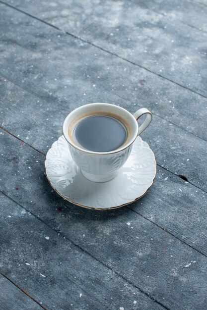 tasse de café chaud et fort sur bleu, café cacao boire chaud