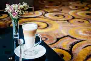 Photo gratuite tasse à café chaud à latte sur table