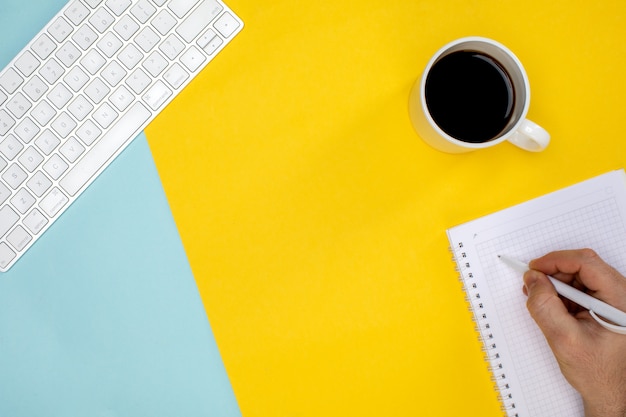 Tasse de café clavier et bloc-notes sans fil