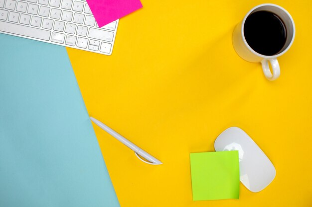 Une tasse de café et un clavier sans fil avec souris