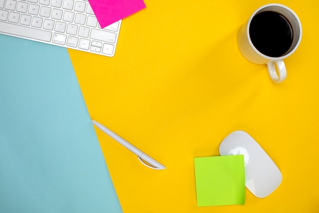 Une tasse de café et un clavier sans fil avec souris