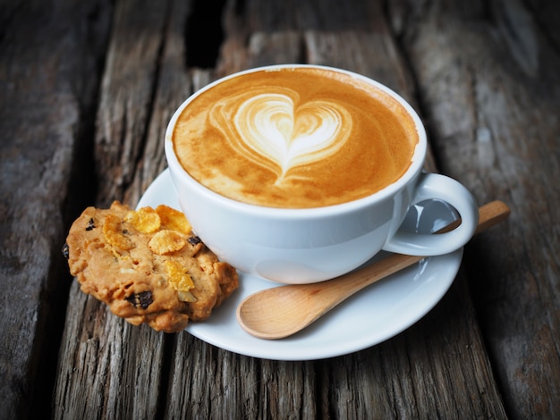 Tasse de café avec un coeur dessiné dans la mousse