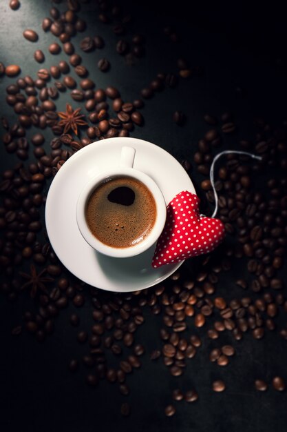 Tasse de café avec un coeur sur la plaque