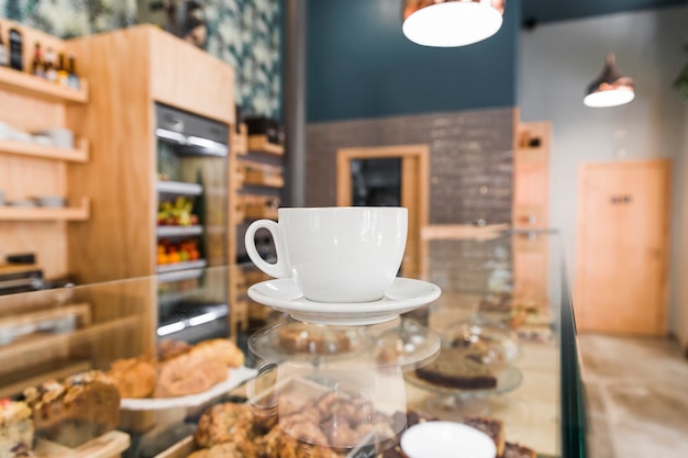 Tasse de café sur le comptoir de verre