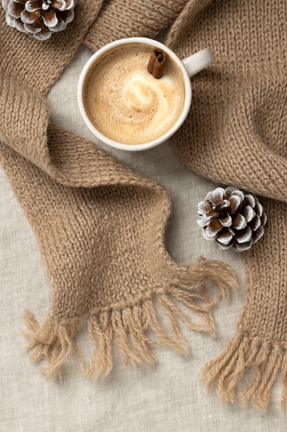 Photo gratuite tasse à café et cône à plat