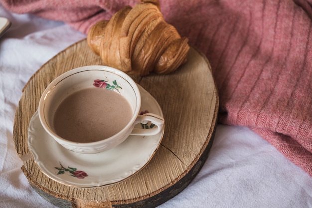 Tasse de café avec croissant