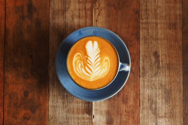 Tasse de café avec une cuillère en bois