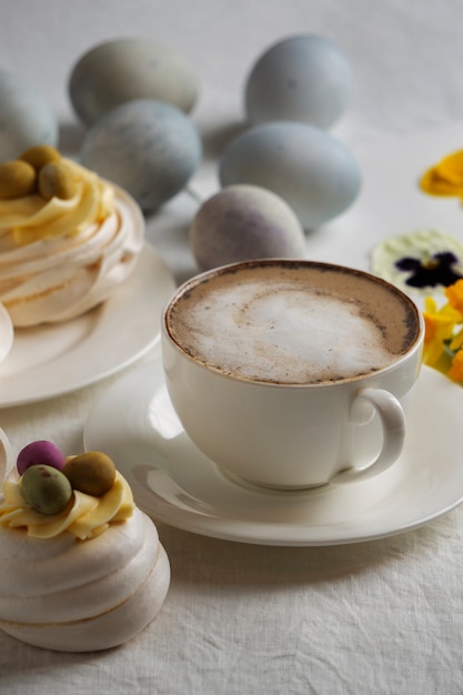 Photo gratuite tasse à café et cupcakes à angle élevé