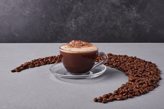 Une tasse de café dans la douceur des grains d'arabica.