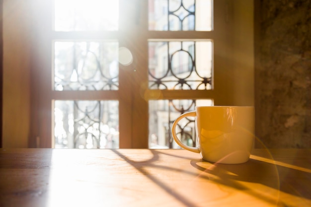 Photo gratuite tasse à café dans une table