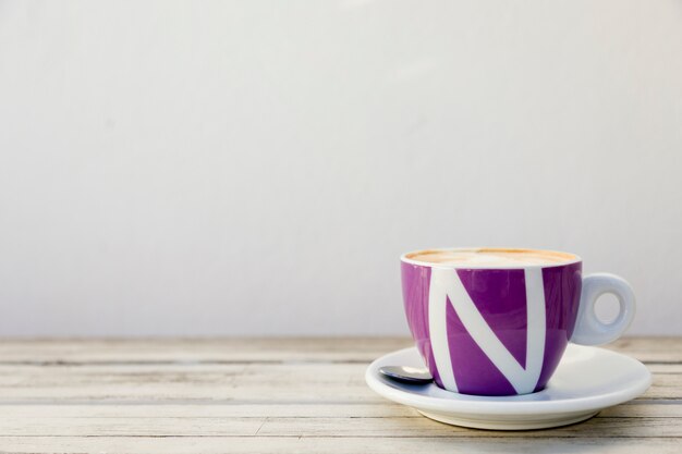 Tasse à café dans une table