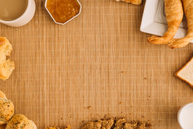 Tasse à café avec différentes boulangeries et confitures