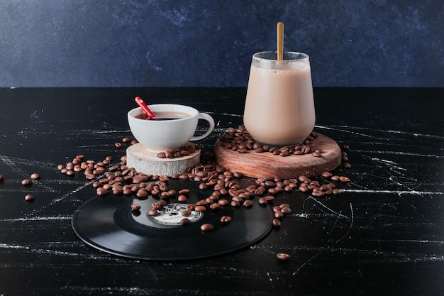 Tasse de café avec du lait et de la cannelle.