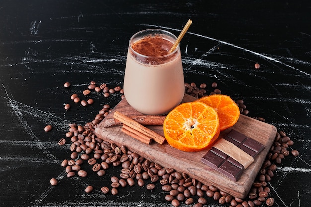 Tasse de café avec du lait et de la poudre.