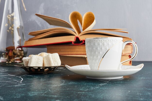 Une tasse de café avec du lokum.