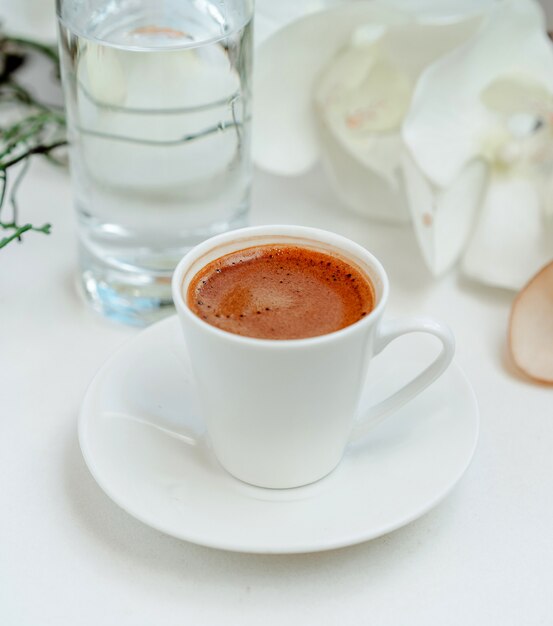 Tasse à café et eau plate sur la table