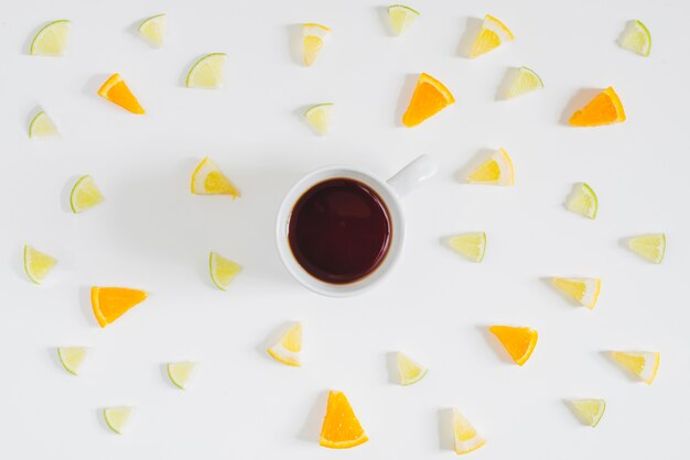 Tasse à café entourée de morceaux de fruits