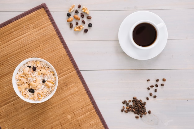 Photo gratuite tasse à café avec des flocons d'avoine dans un bol