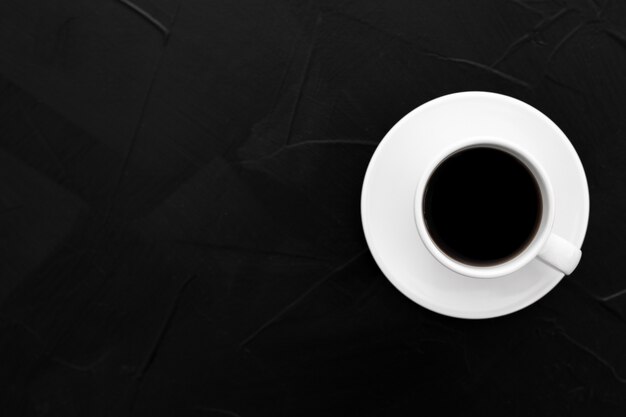 Tasse de café sur fond de texture noir