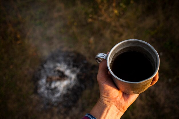 Tasse de café frais préparé en camping