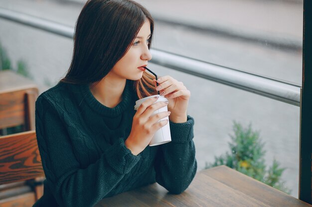 Tasse de café gai personnes colorées