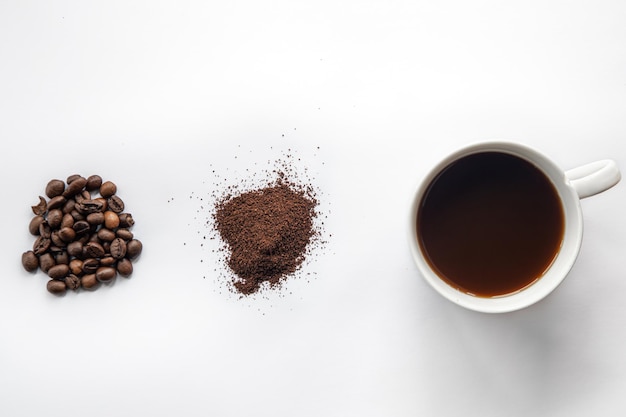 Tasse De Café Et Grains De Café à Plat