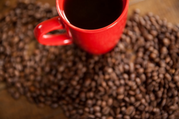 Photo gratuite tasse de café et les grains de café