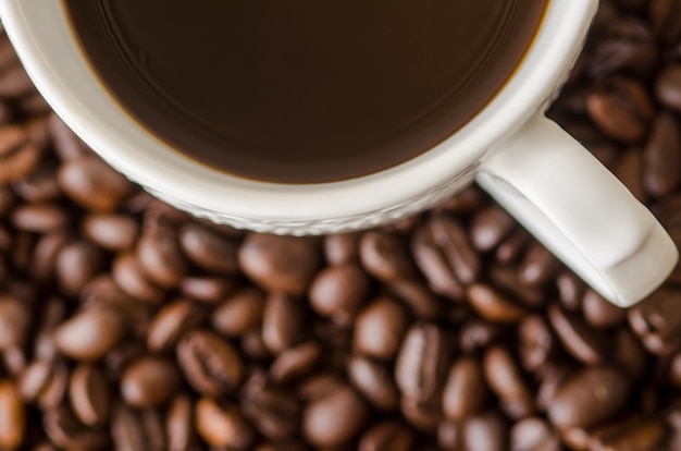 Tasse à café avec des grains de café