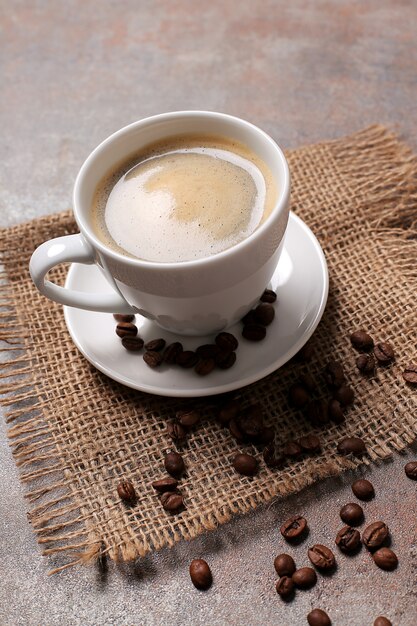 Tasse à café avec grains de café