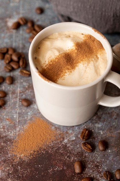 Tasse de café et grains de café