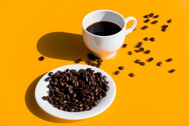 Tasse de café avec des grains